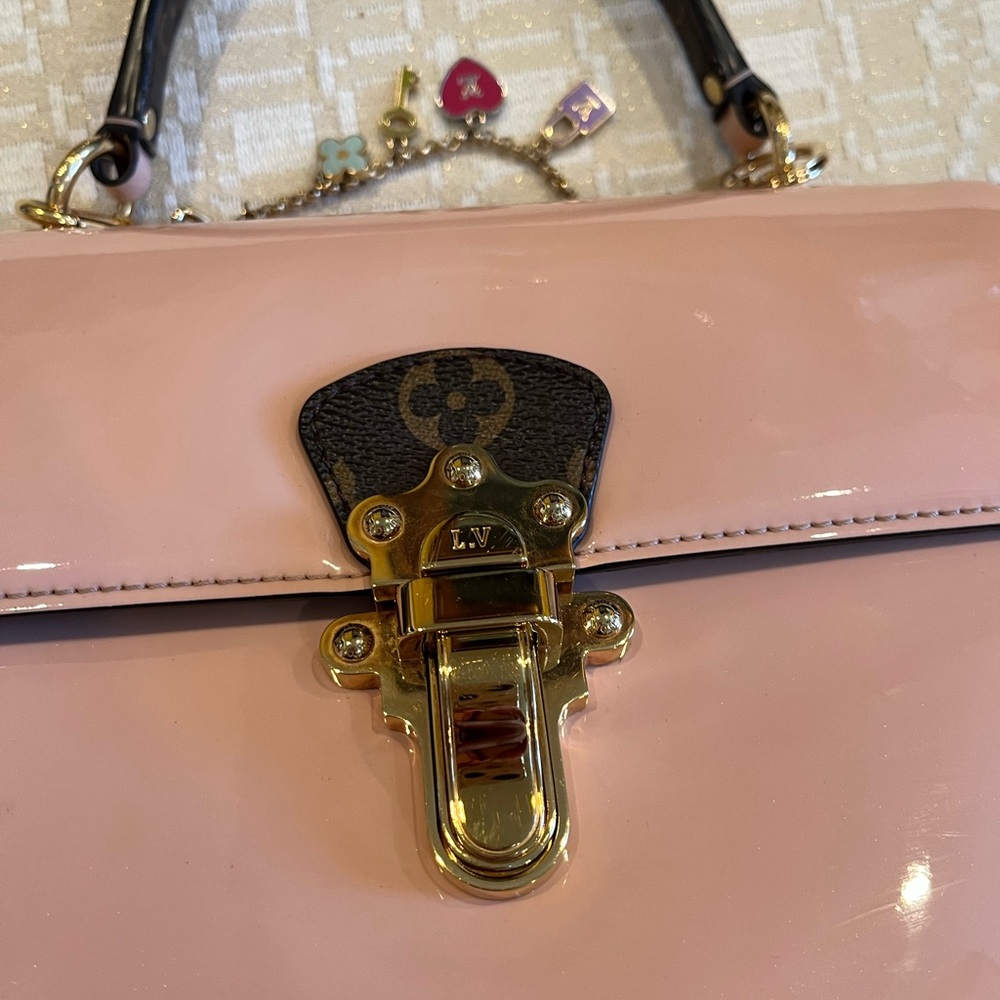 Louis Vuitton - Picture 4 of 12